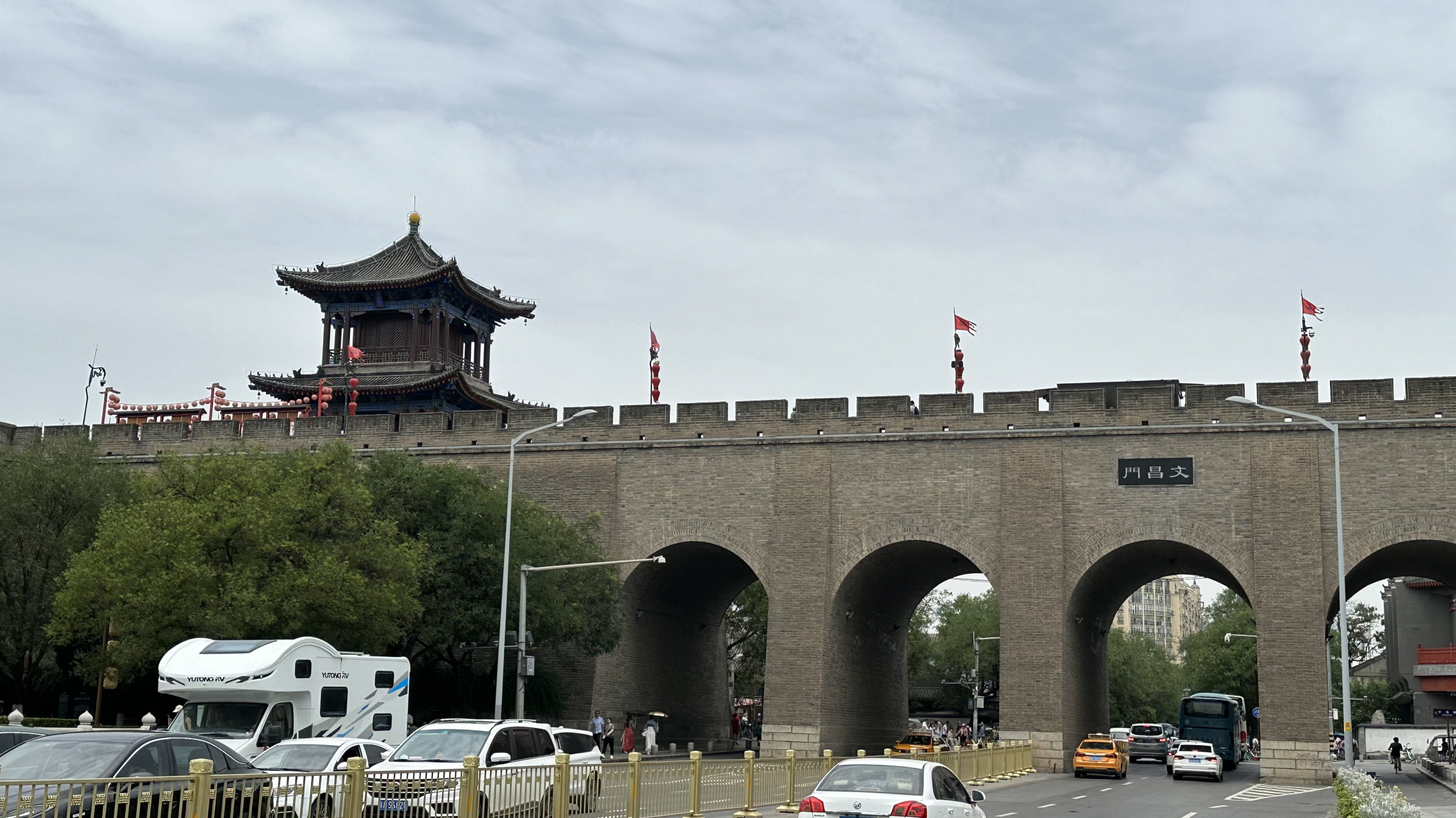 西安古城墙的的文昌门可以买票上下,建国门也可以,不是所有的门都能