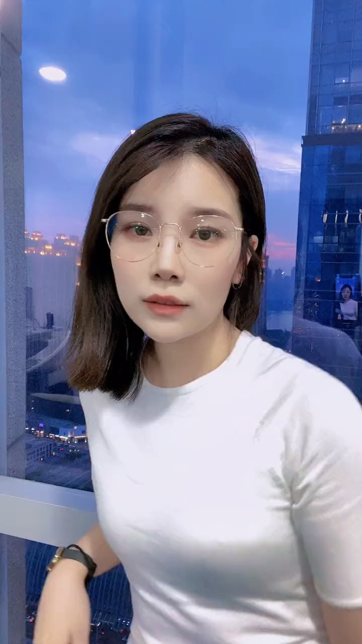 美女戴着金边眼镜,显得很高级斯文-度小视