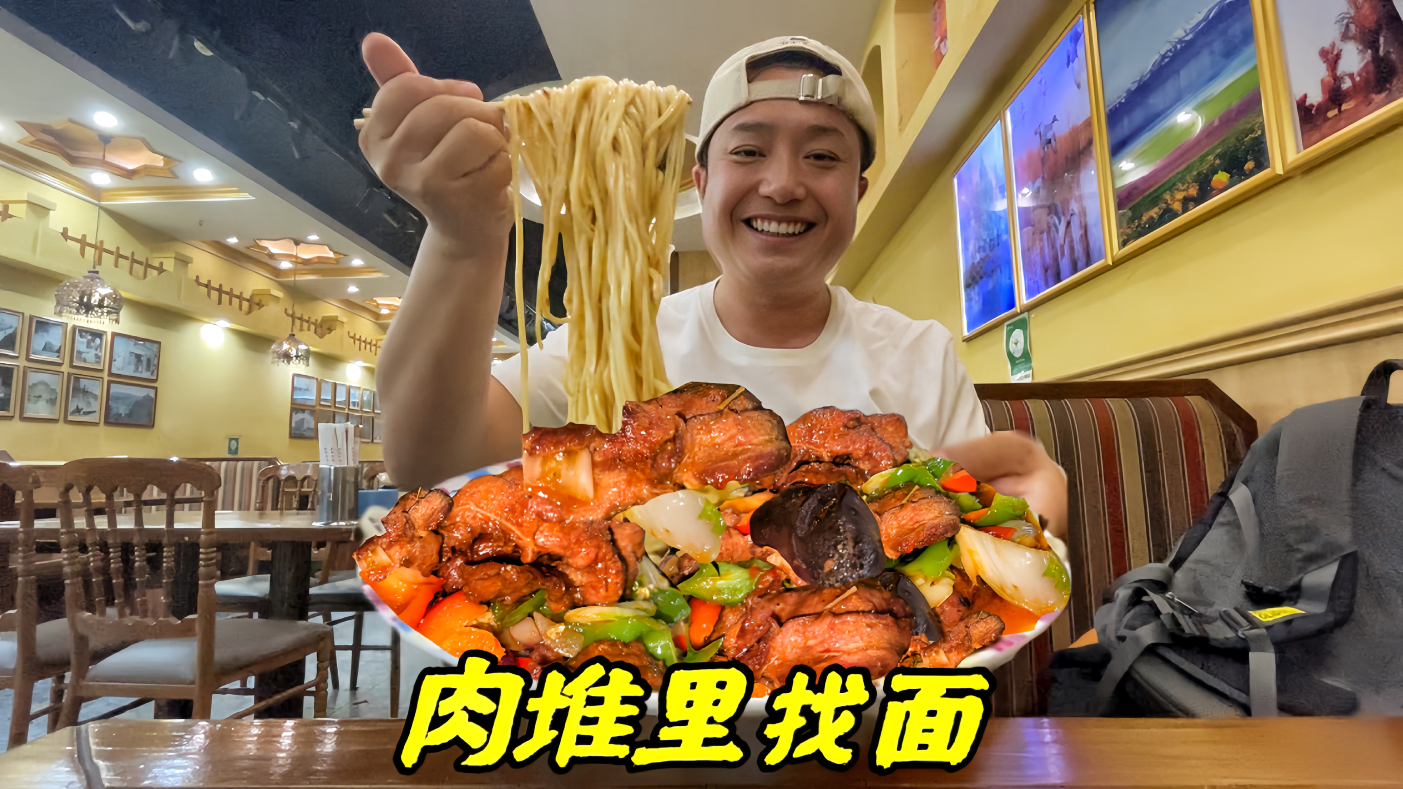 300克肉的新疆过油肉35元一大盘,肉堆满碟子就8个生大蒜吃太棒了