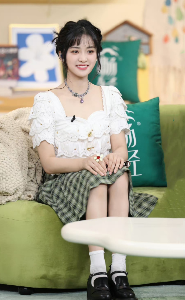 沈月现身综艺,每一期造型都给小个子甜妹做示范了,她的审美特别值得