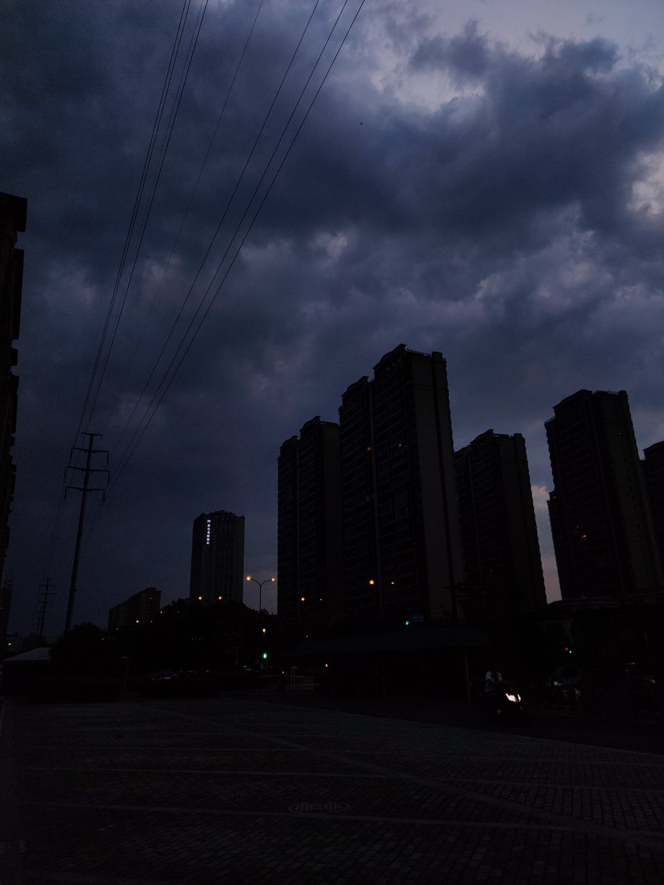 乌云压顶,天很快就暗了下来,不一会儿,落下了几滴雨.