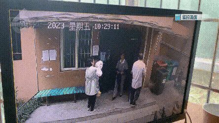 昆明一小区突遭“石头雨”袭击