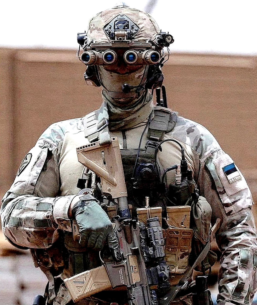 爱沙尼亚特种部队的造型很独特,头盔上装了四个"眼镜",不知道是不是