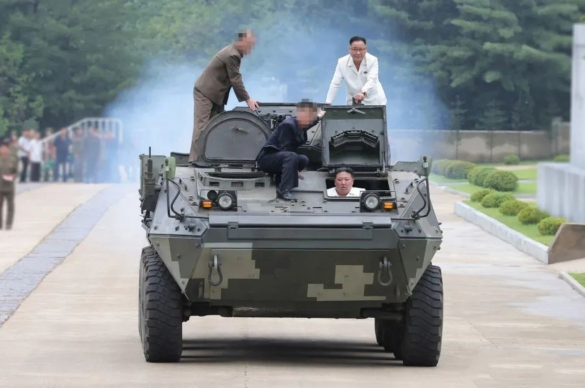 朝鲜新型的步兵战车,看外形和迷彩相当现代化.