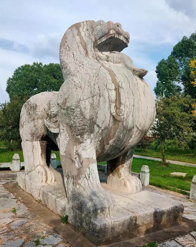 南京南朝石刻中最惨的一只"辟邪"