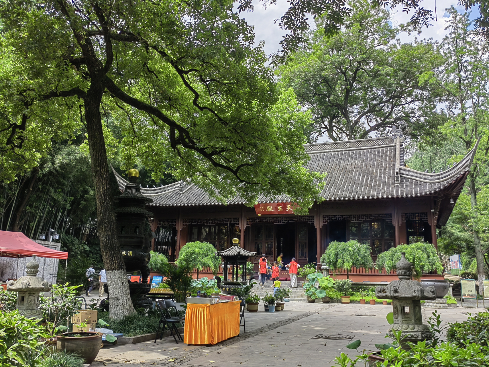 清凉寺位于南京市鼓楼区清凉山上,始建于南朝,李昪到清凉山避暑,改名