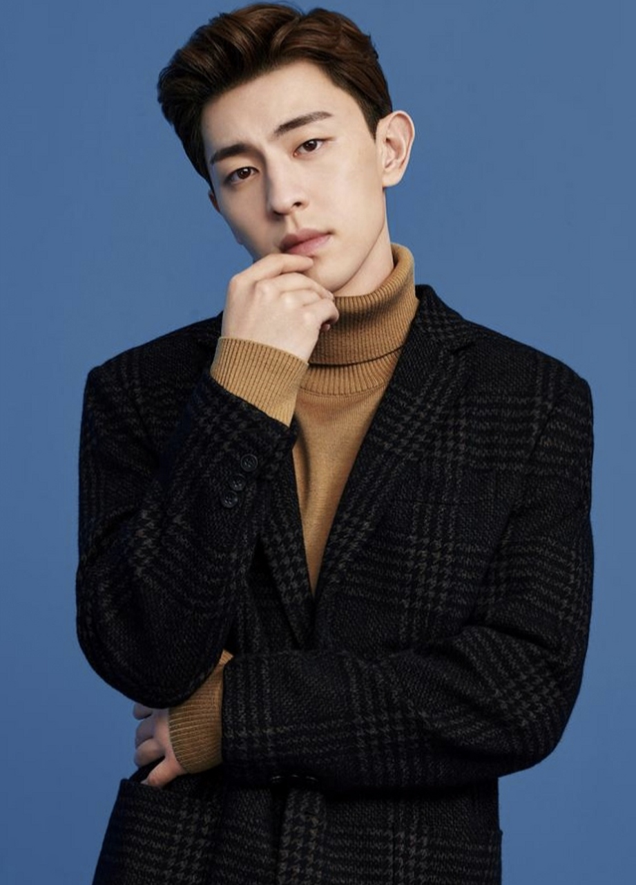 本来邓伦的颜值和演技都备受赞誉,他五官立体鲜明,轮廓分明,尤其是那