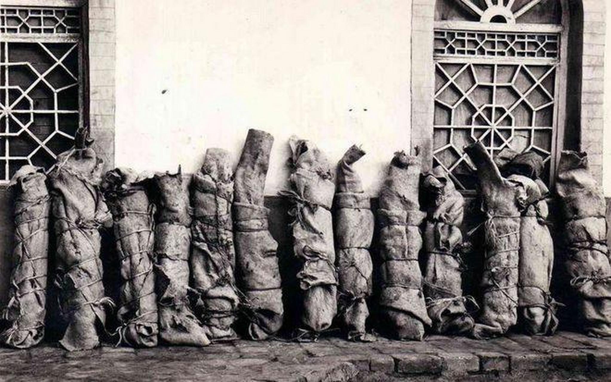 被马家军突袭后牺牲的西路军指战员,尸体被排成一排,马贼即将用他们的