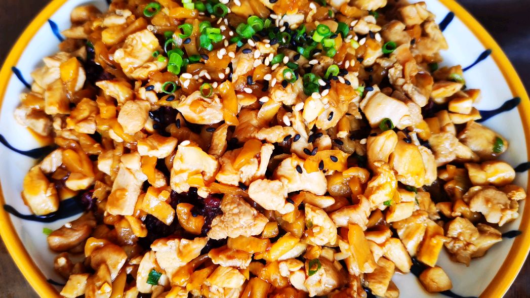 两个鸡腿两包咸菜一勺生抽,这样做的鸡丁盖饭太好吃了,一看就会