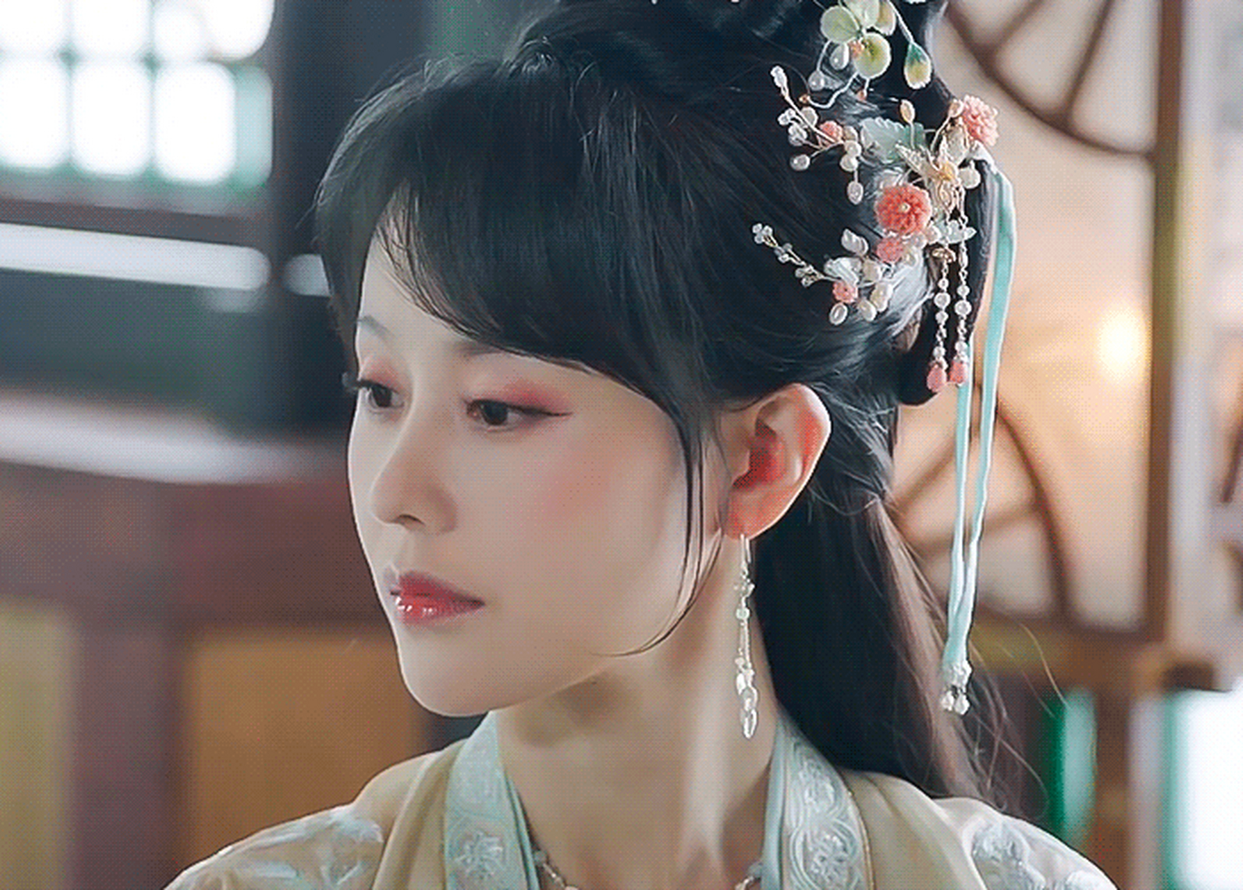 这位女演员确实很厉害,履历很牛,拍戏只是业余爱好.