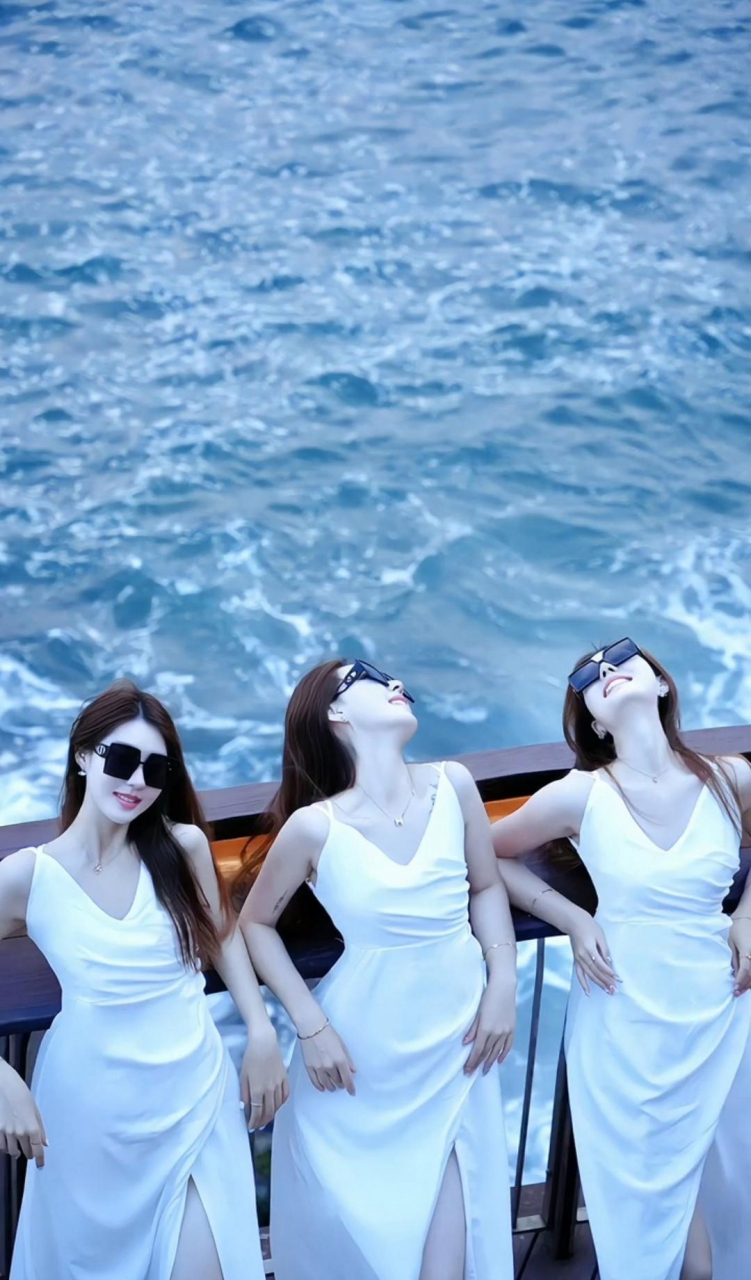 三姐妹是三胞胎,长得一模一样,几乎辨认不出来,我特别好奇,以后她们