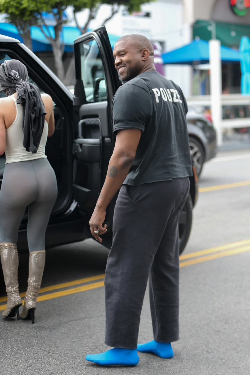 侃爷kanye west 和妻子bianca censori新的街拍,侃爷这一身有意思