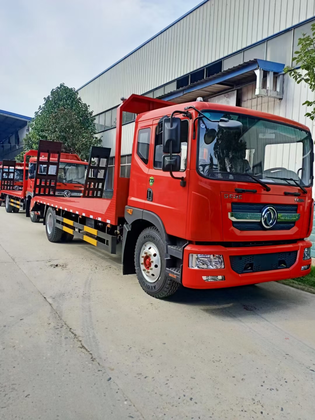 东风多利卡6.8米平板运输车,150挖机拖板车