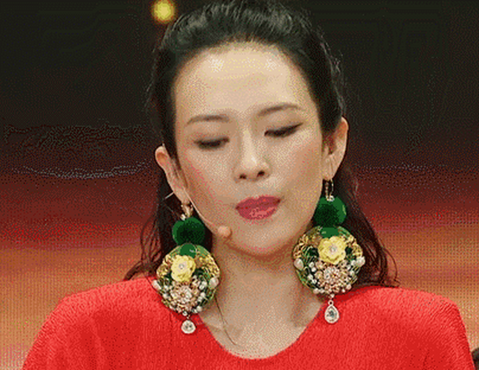 章子怡这两个华丽的大耳坠,把她的脸点缀得很美,也显示出了她的富有.