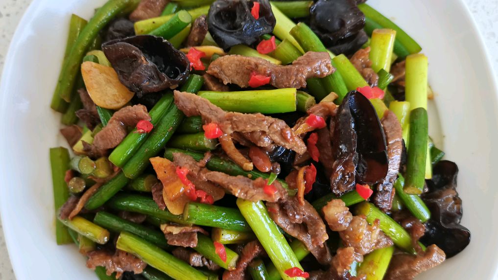 家常炒蒜苔肉丝,不仅翠绿嫩滑可口,还简单快速,真好吃
