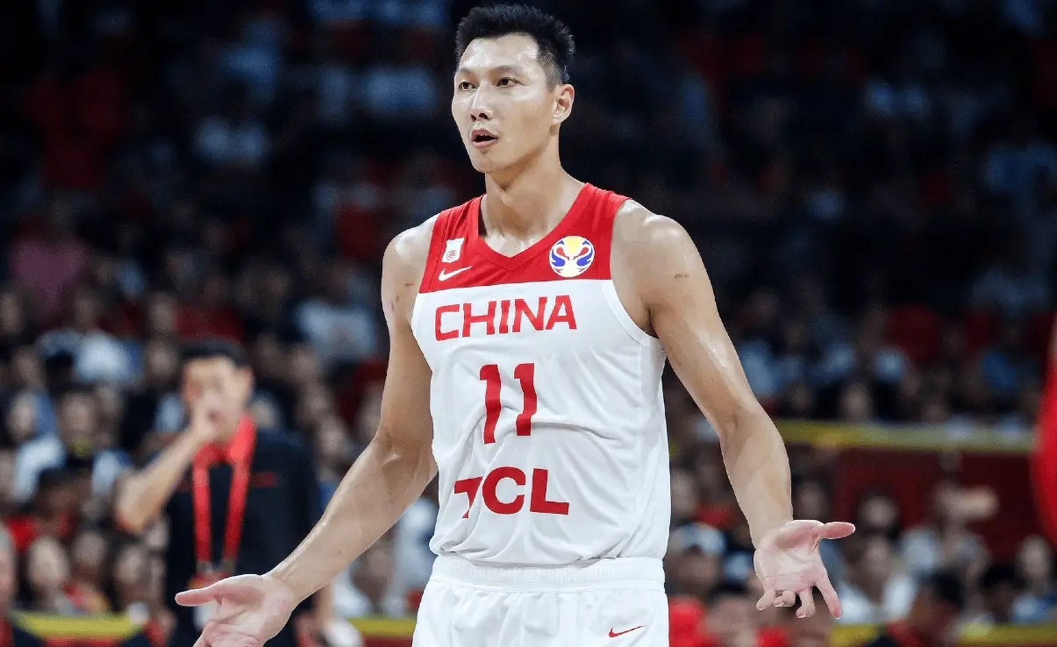 fiba官方晒易建联国际赛场比赛照:"易"路上有你  08月30日讯 fiba官方