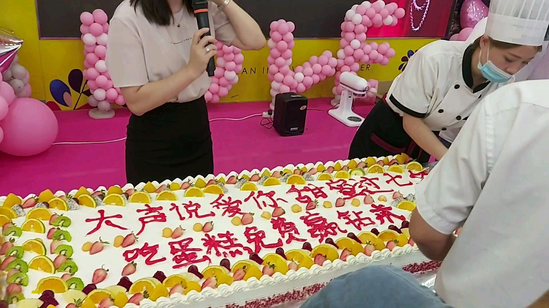 燕郊某金店搞七夕活动,吃蛋糕免费赢钻戒,排近百米长队