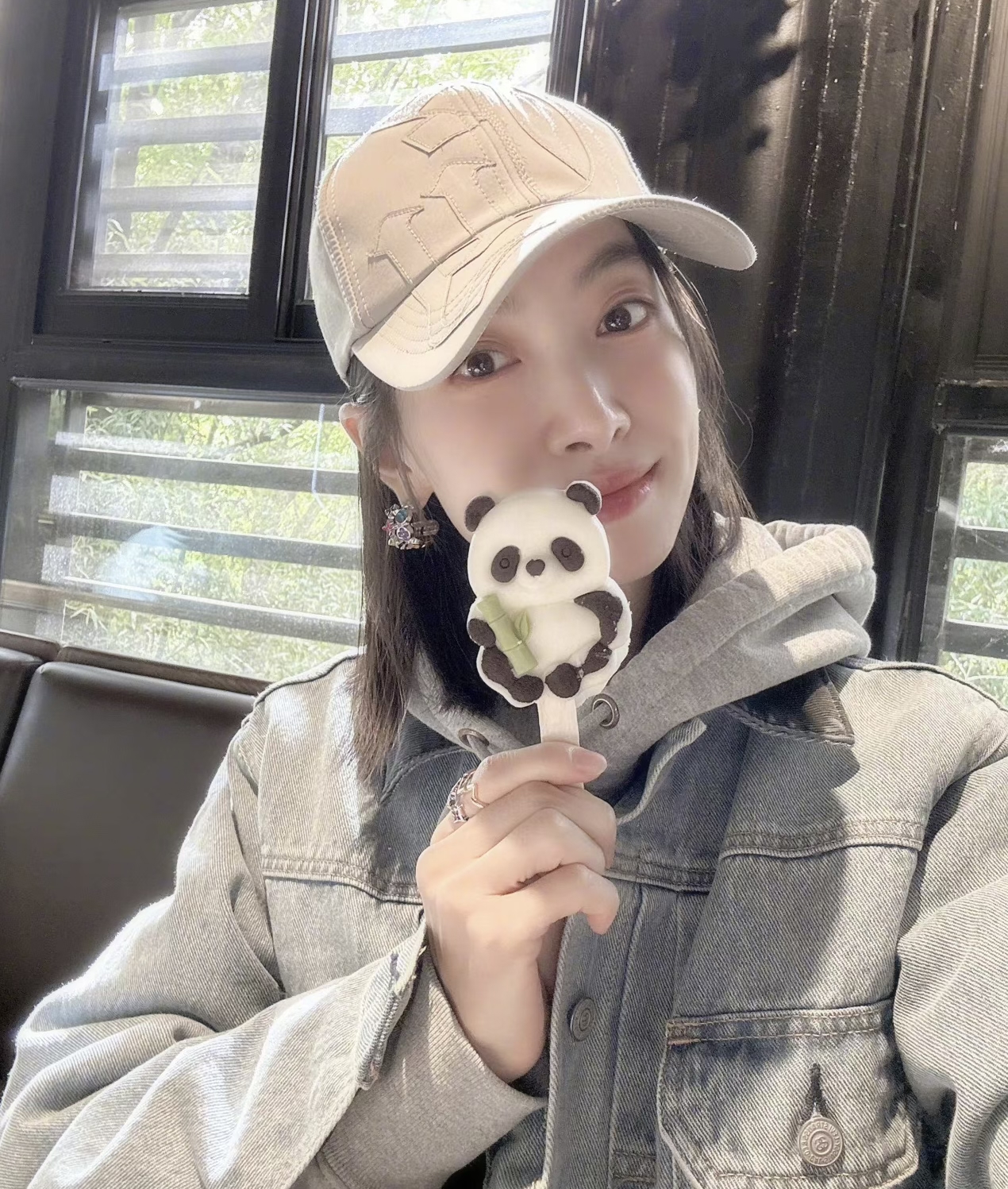 宋茜自拍照手拿熊猫冰淇淋,超可爱