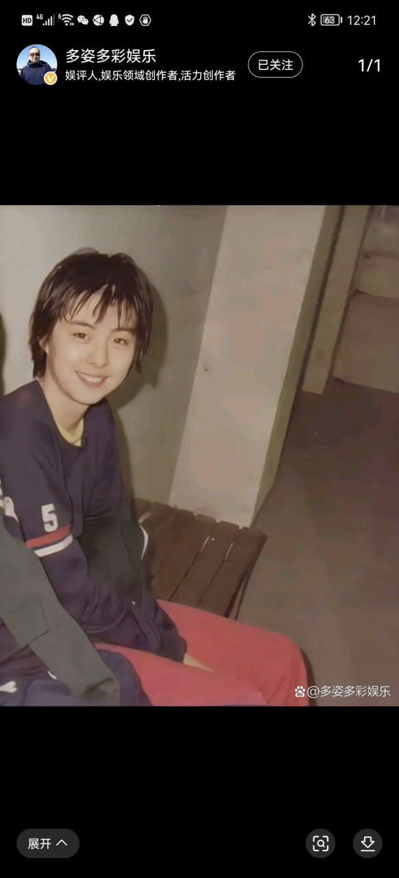 王祖贤小时候,梳着短发,露出开心的笑容,好清纯可爱