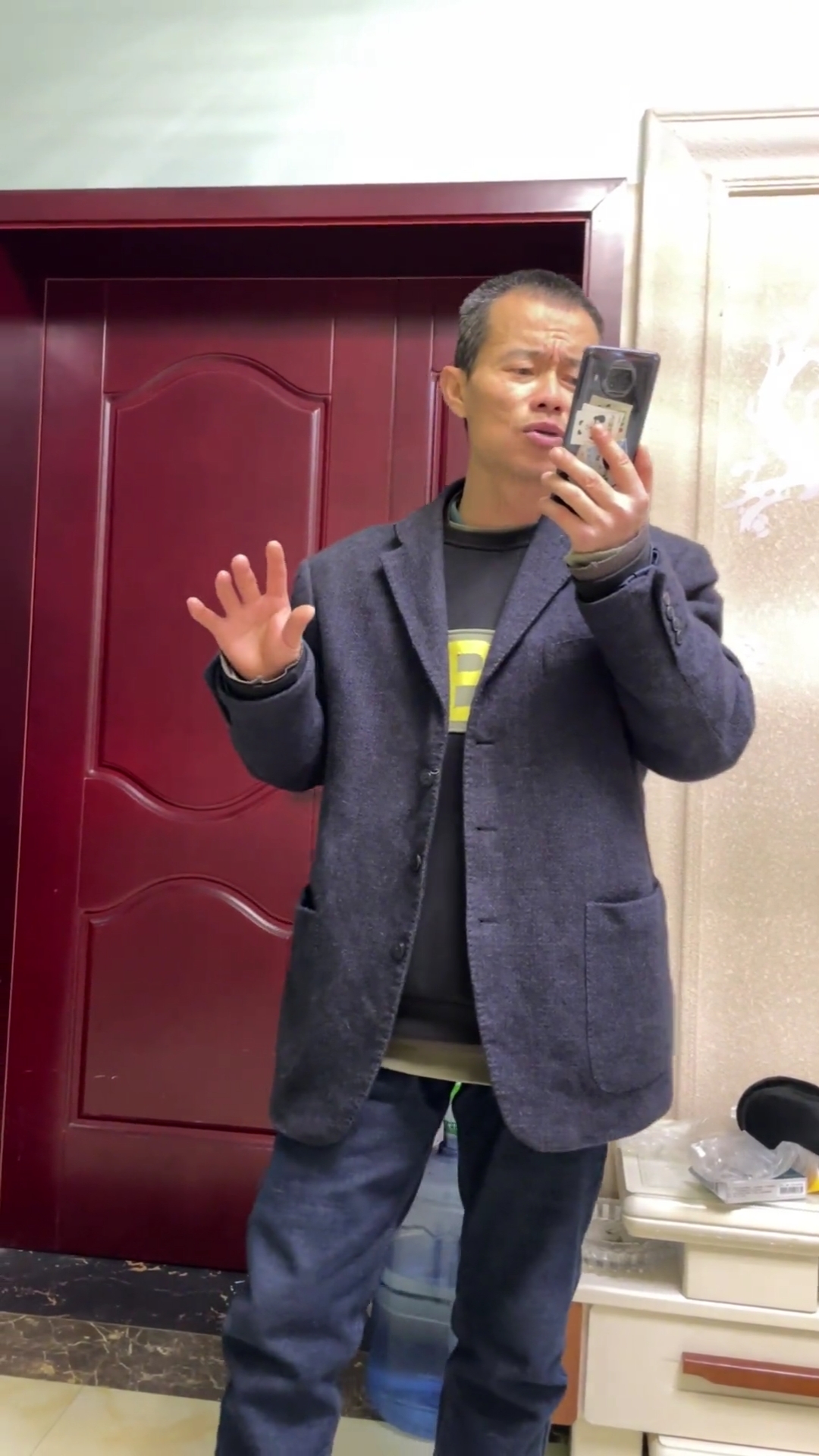 "网红"气球哥近况曝光:身穿夹克,练习唱歌!走路背手范儿十足