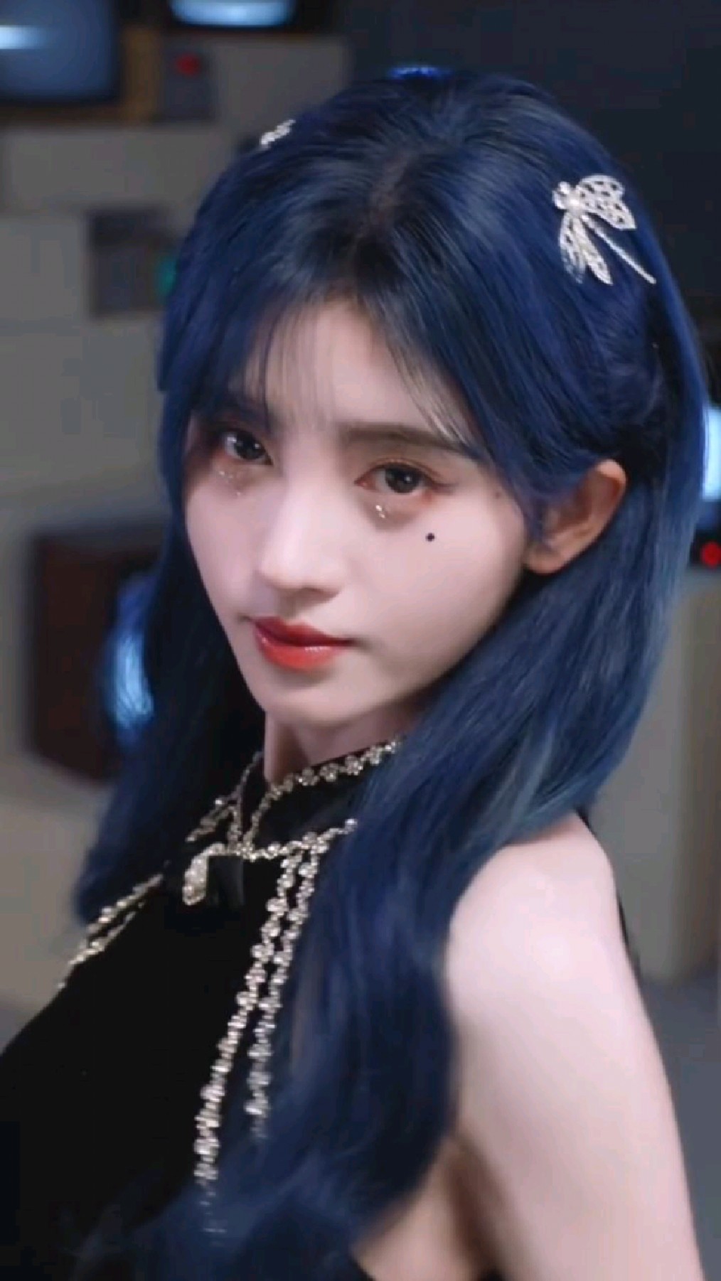 穿连衣裙蓝发的鞠婧祎谁能拒绝呢?反正我是爱了