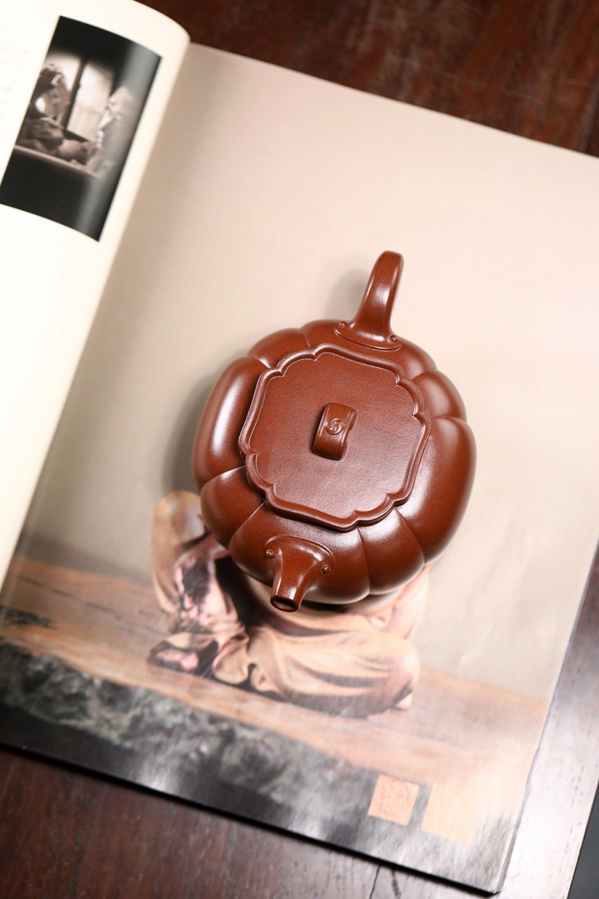 太极如意|优质紫泥|350cc|全手  筋纹贯穿壶身,线条清晰挺括,嘴把搭配