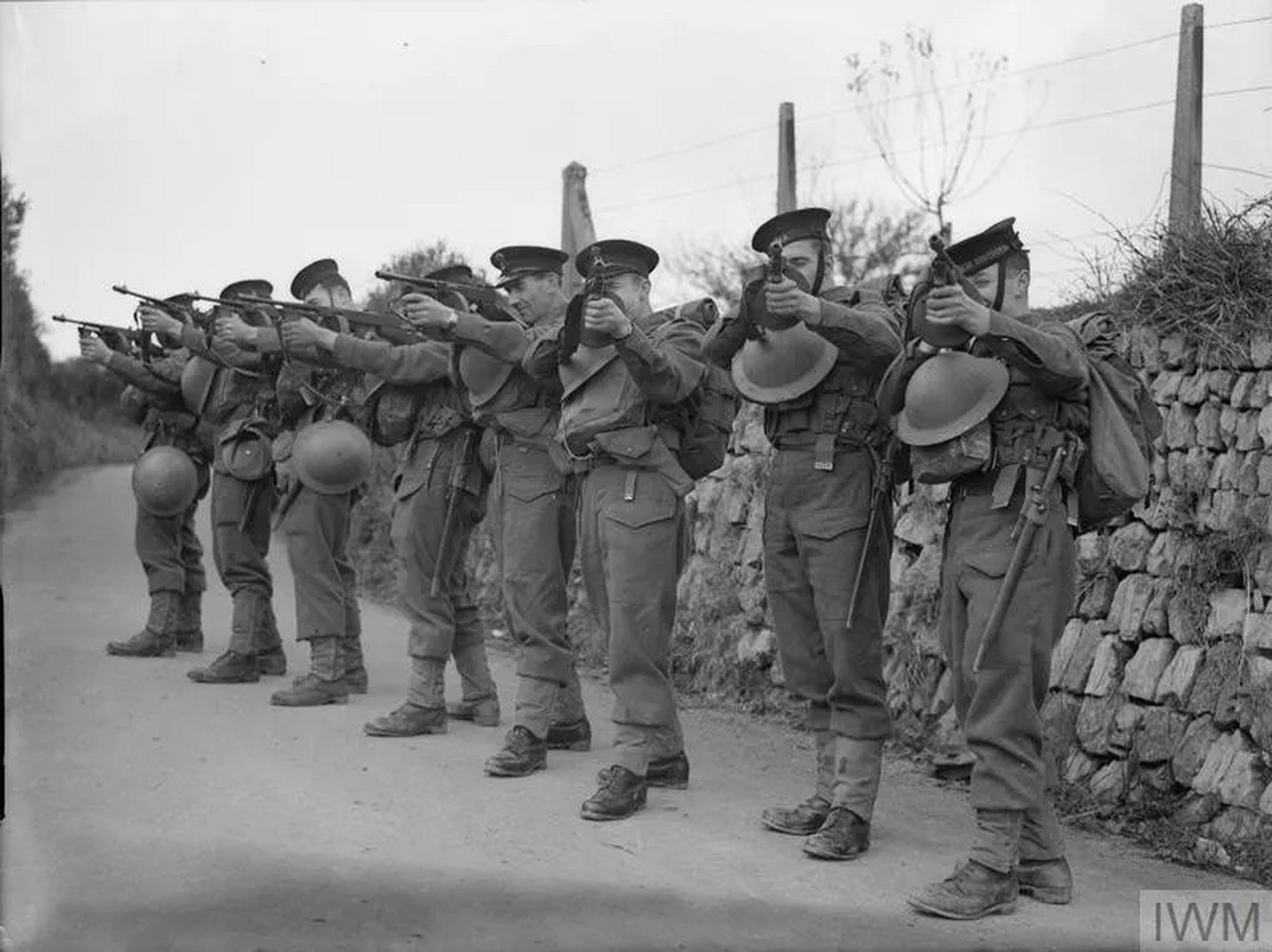 二战时手持100发弹鼓m1928汤姆森冲锋枪的英军水兵,m1928汤姆森冲锋枪