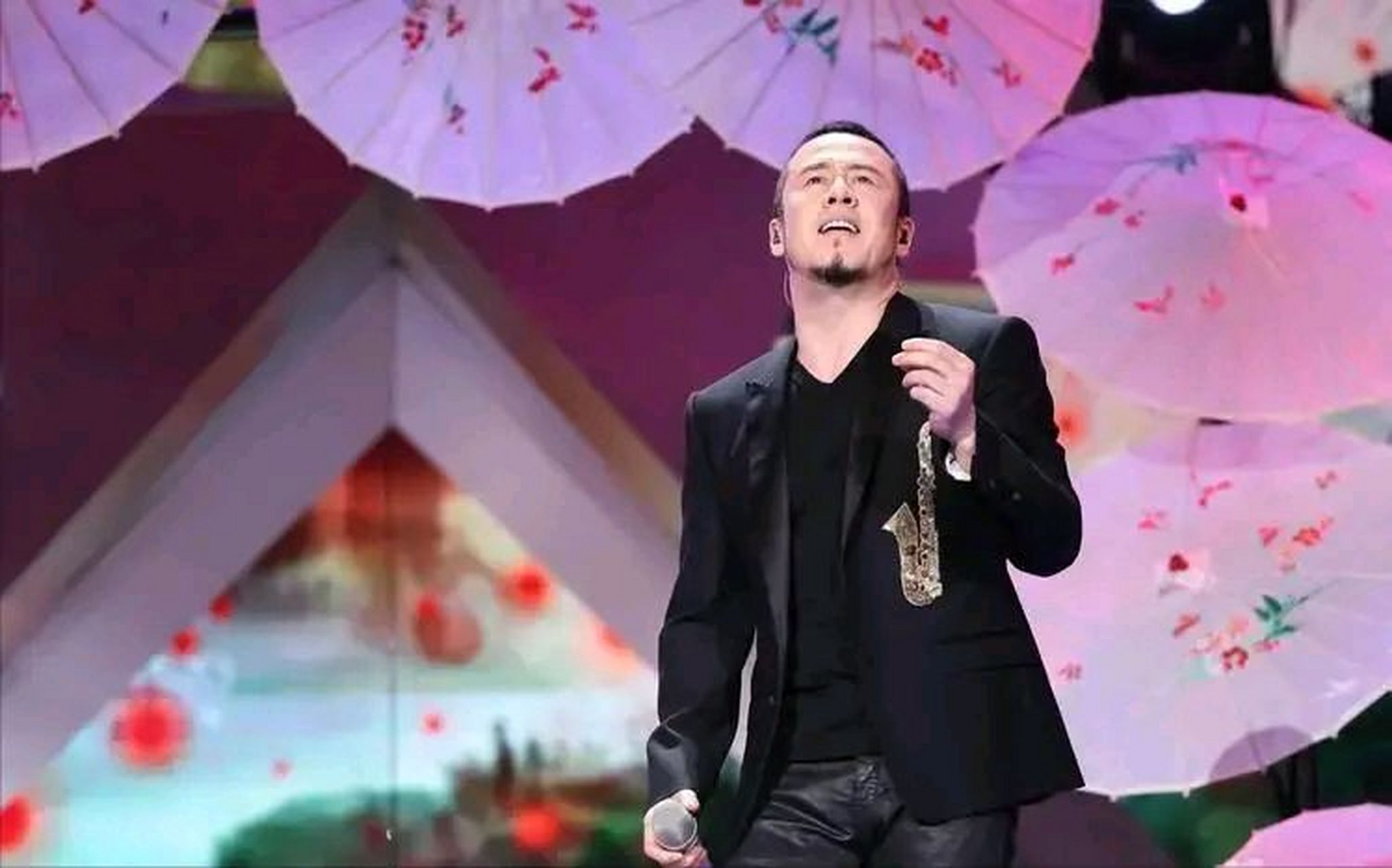 1996年,杨坤把养了自己3年的女友白雪熬得山穷水尽