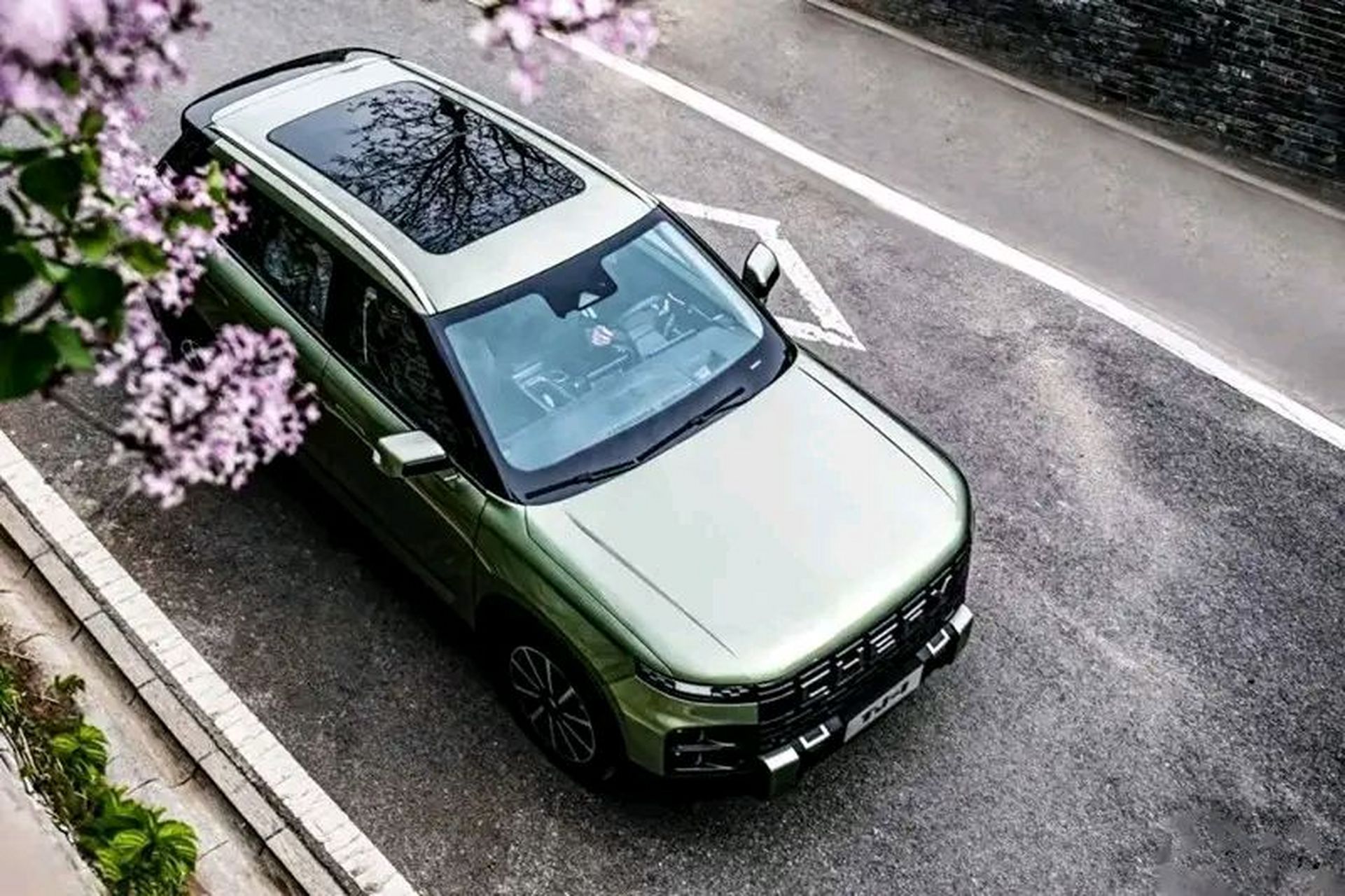 虽然目前硬派suv的市场越来越小众,但依然有不少消费者对这类车型没有