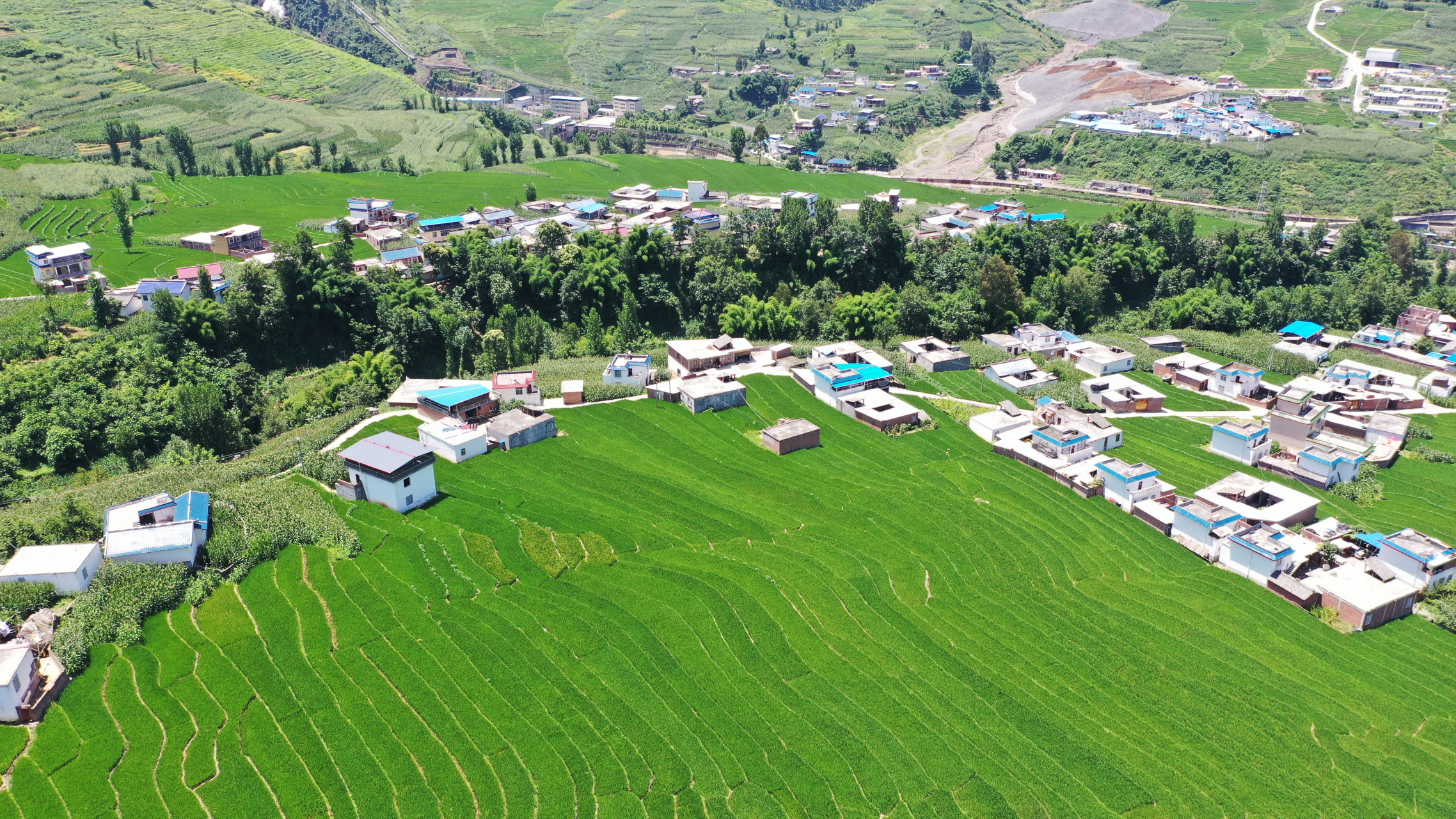 位于四川省,凉山州甘洛县普昌镇内的吉日坡神山脚下的万亩梯田,充满了