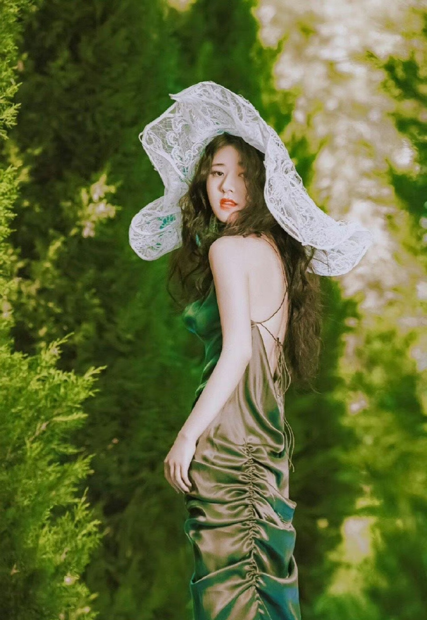 我觉得这条绿色吊带长裙穿在赵露思身上也特别惊艳,还有谁没看过吗?