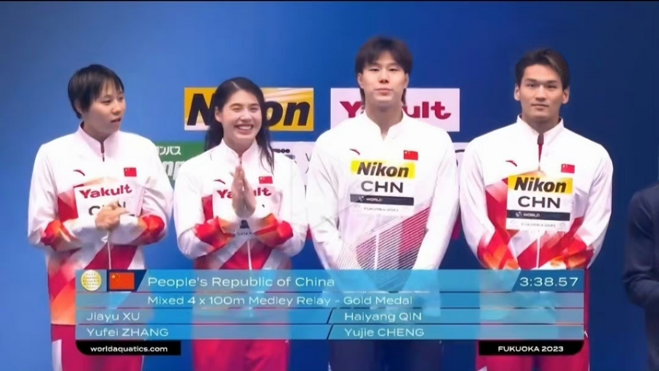 大家在为徐嘉余,覃海洋,张雨霏,程玉洁男女4×100米混合接力夺金欢呼