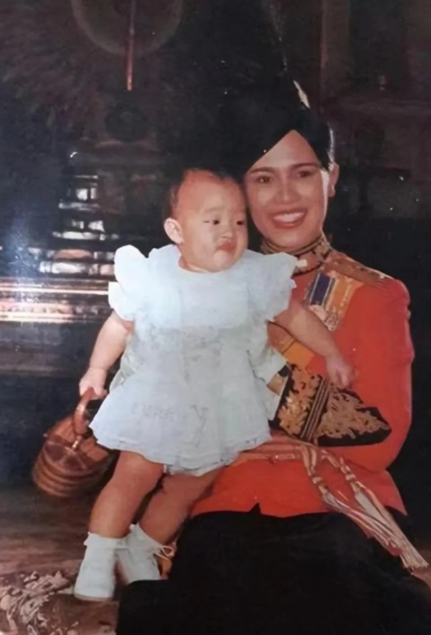 这是泰国帕查拉公主和她的祖母诗丽吉王后的合影  帕查拉公主被祖母抱