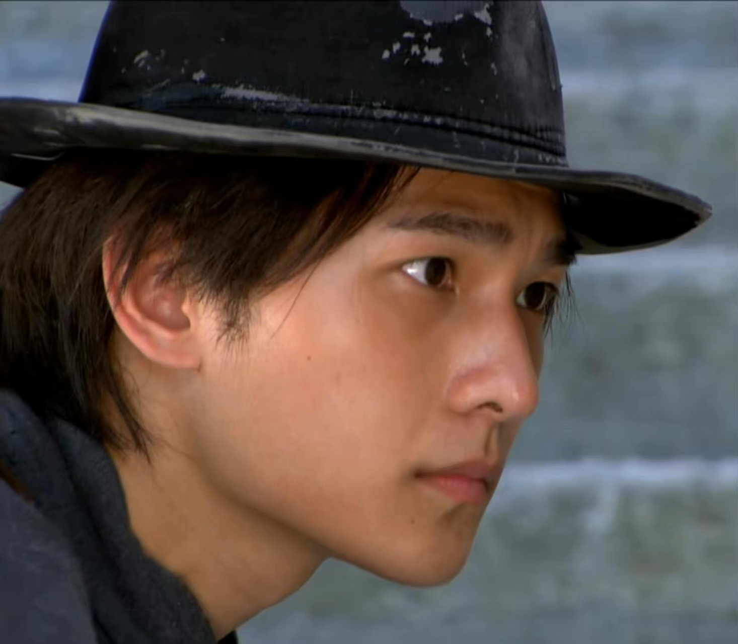 杨洋十几年前的剧《武间道》上了热播榜,当时21岁的他颜值在线,但气质