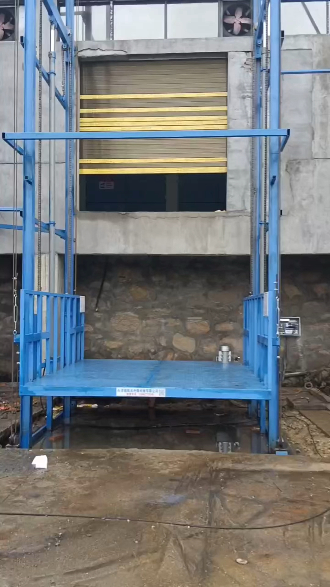 室外二层三层升降货梯 链条式升降机 3吨带电子平层防坠