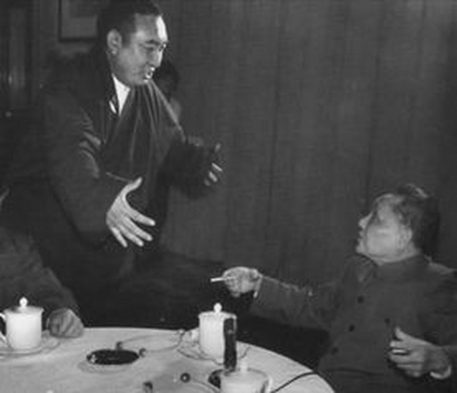 第十世班禅额尔德尼·确吉坚赞刚见到邓公,就想来个亲密拥抱