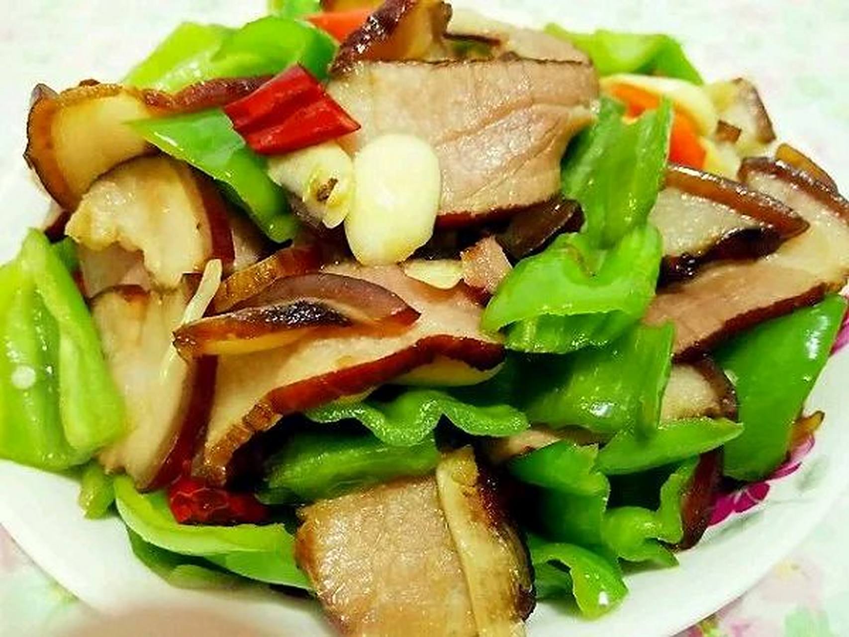 青椒炒腊肉是一道常见的家常菜,口感鲜美,香味扑鼻,深受广大食客喜爱.