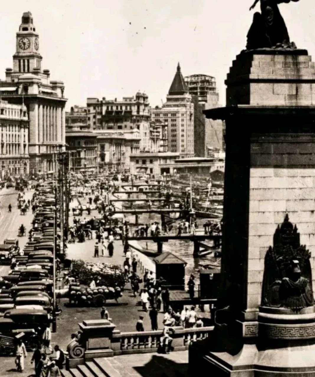 1936年,上海城隍庙三巡会,肥皂老板黄麟也在看热闹,冷不丁,和一个人撞