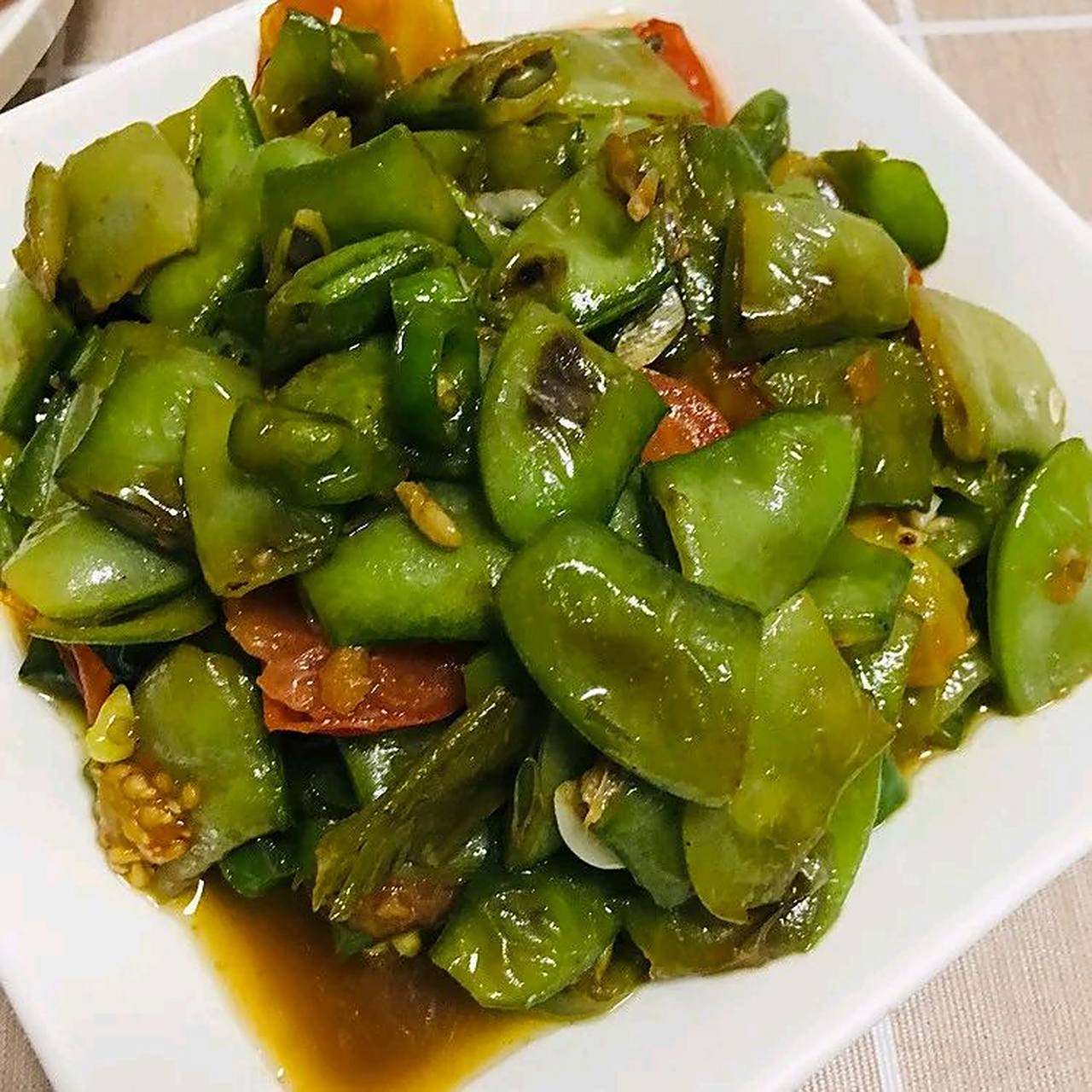 清炒扁豆是一道简单又美味的家常菜肴,以其鲜嫩可口,营养丰富而备受