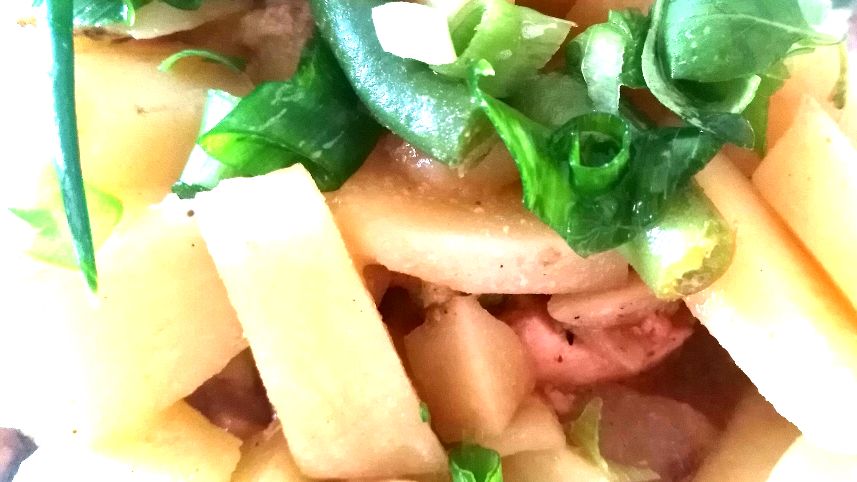 5元钱做的土豆豆角炖鸡胸肉,一个会过日子的人
