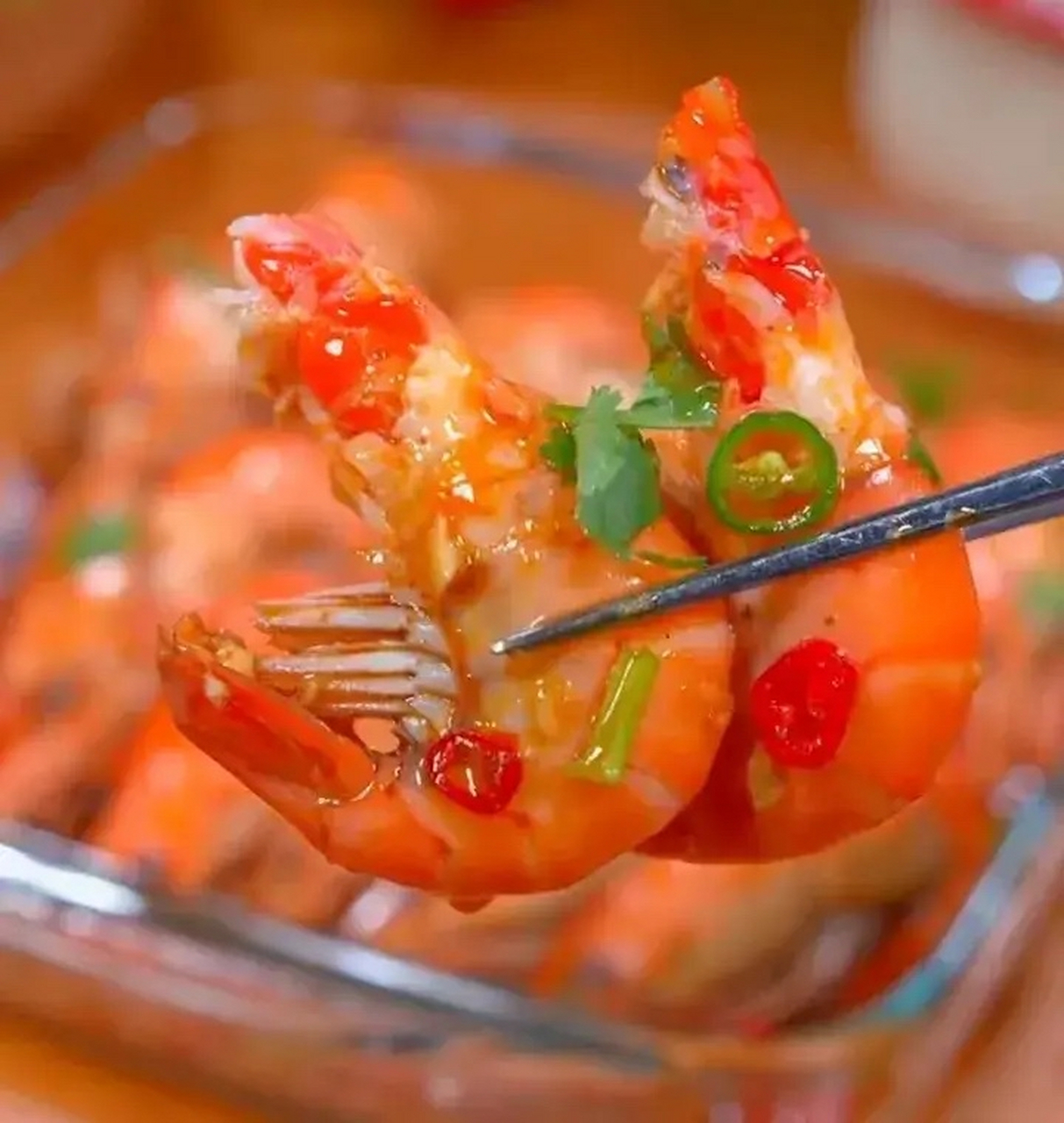 老公买回来的罗氏虾又大又肥,做成捞汁大虾,麻辣鲜香,吃的太过瘾了!