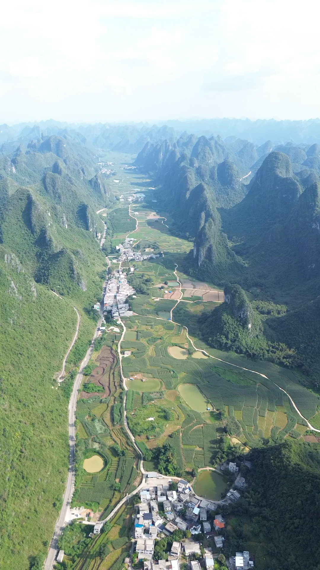 喀斯特地貌峰丛和峰林图片