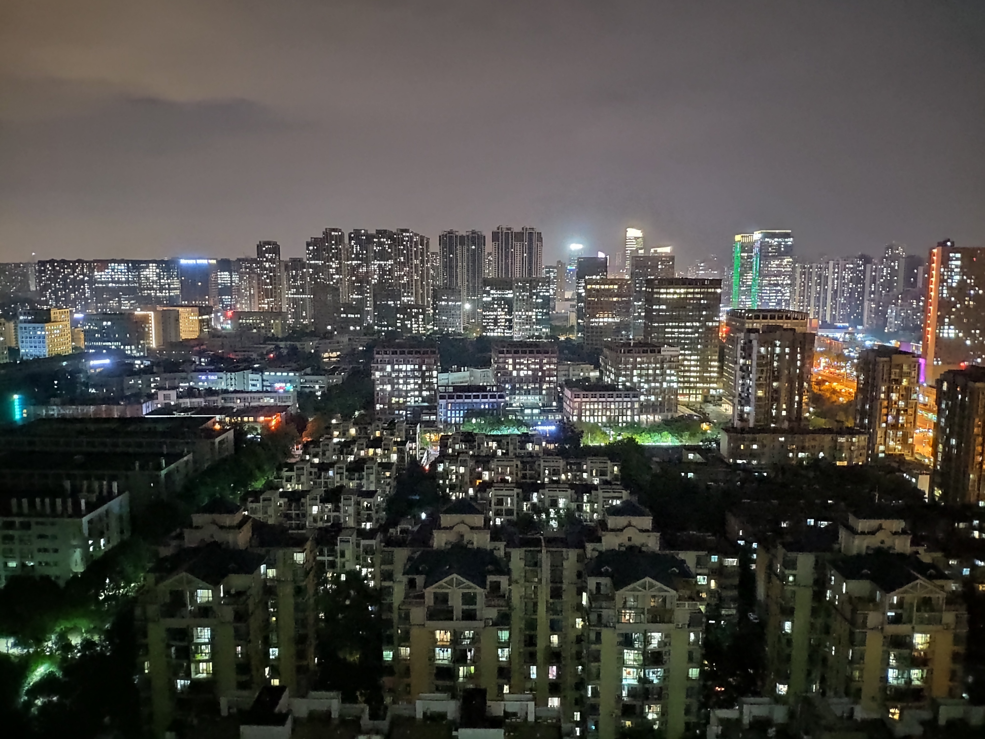 再疲惫的身心都会被这窗外的夜景俘获,猜猜这是哪里