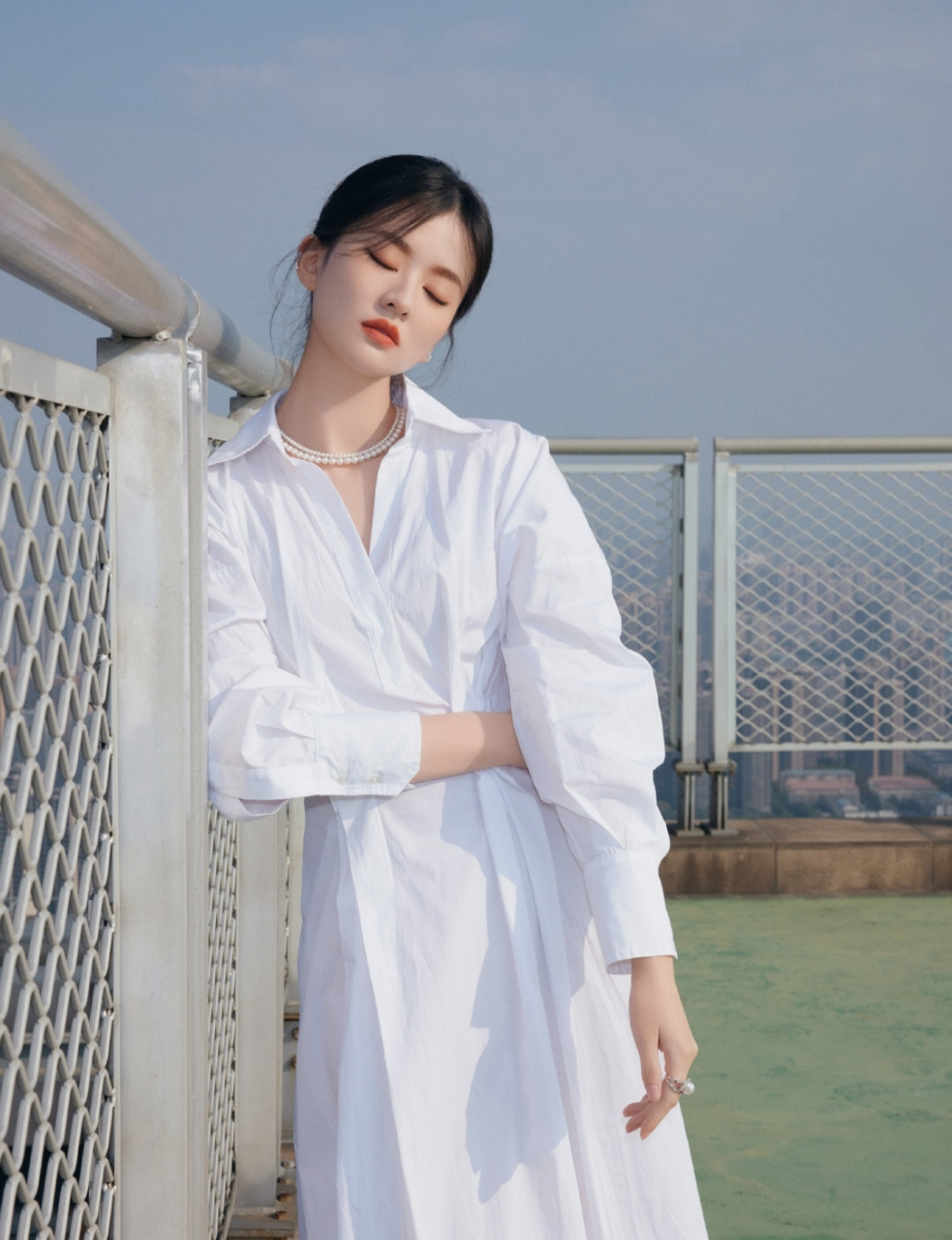 雪肤玉貌,身材高挑的#乔欣# 一身白色素衣,清新甜美的容颜,眉清目秀