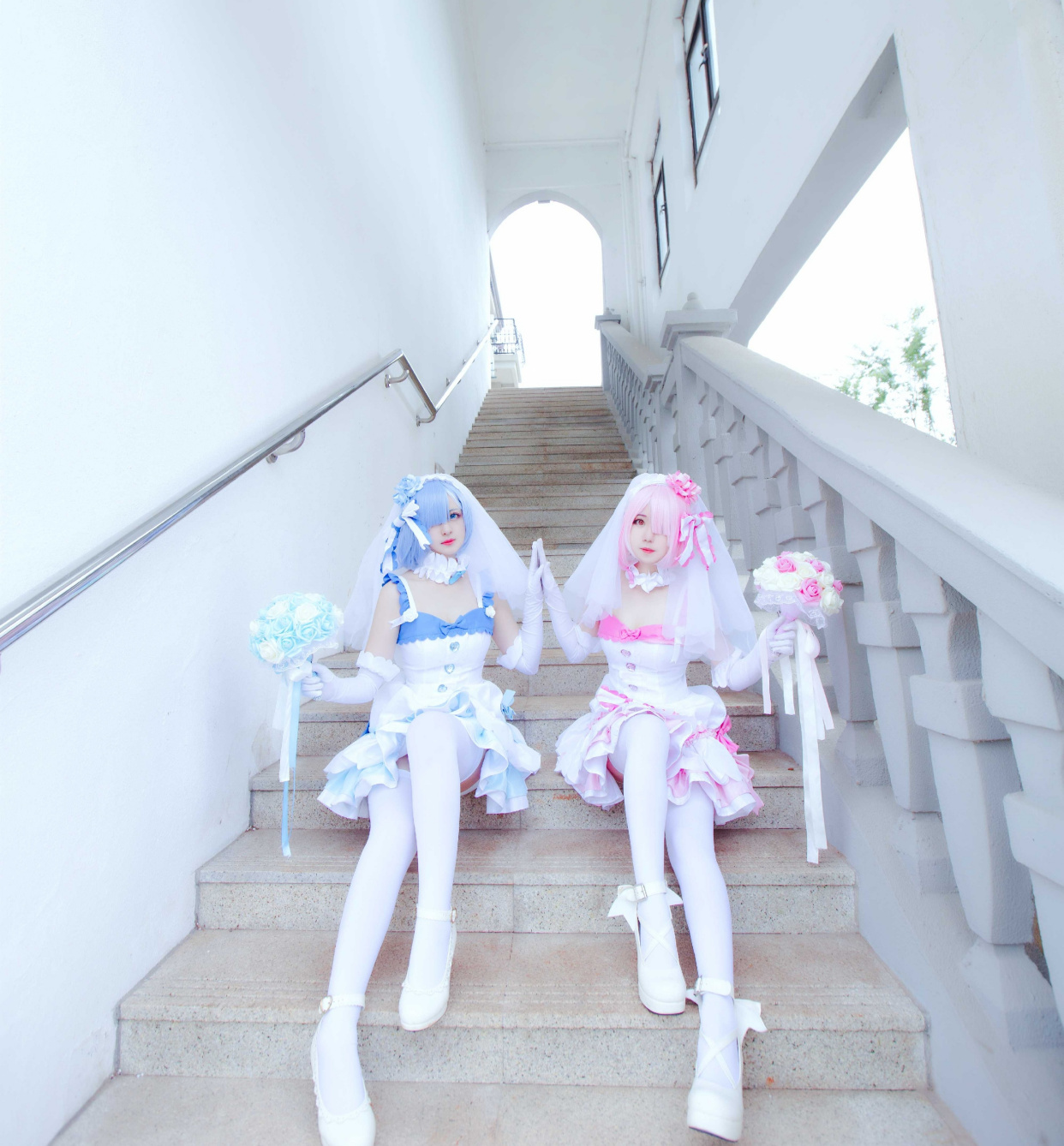 穿红蓝双色花嫁的雷姆与拉姆,搭配了象征纯洁的"白丝",太美了