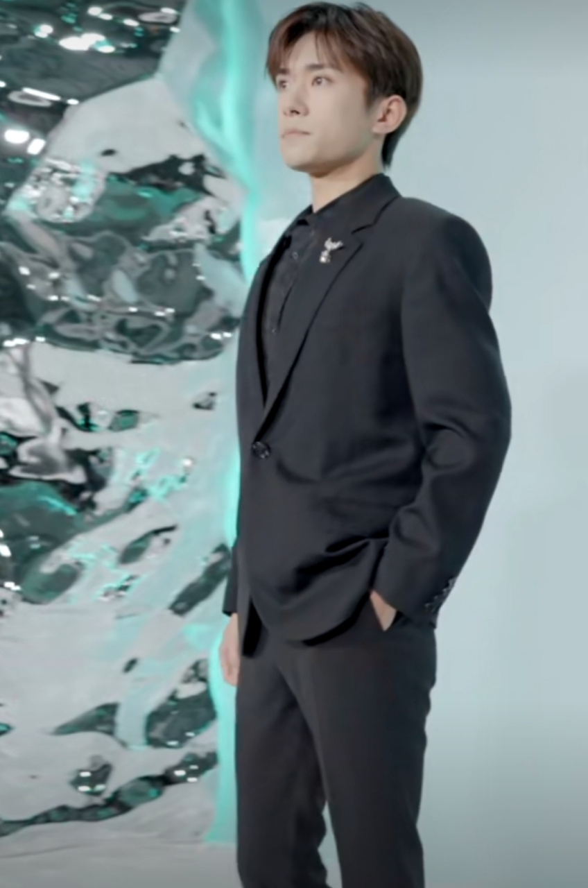 易烊千玺亮相活动,单手揣兜凹造型像个大明星的样子了,再也不是之前