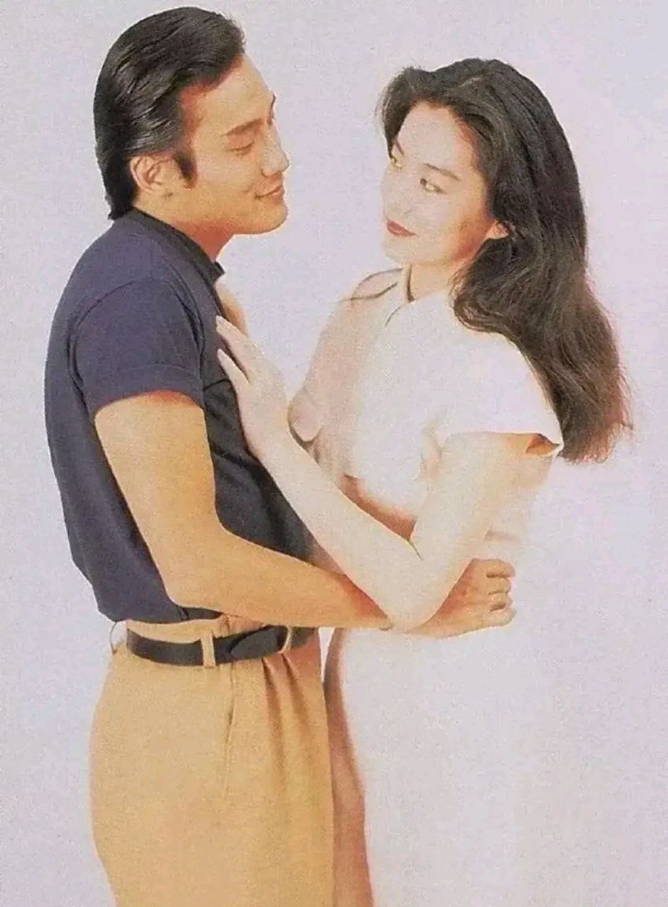 这张照片拍摄于1993年,林青霞和梁家辉在拍摄香港爱情片《追男仔》的