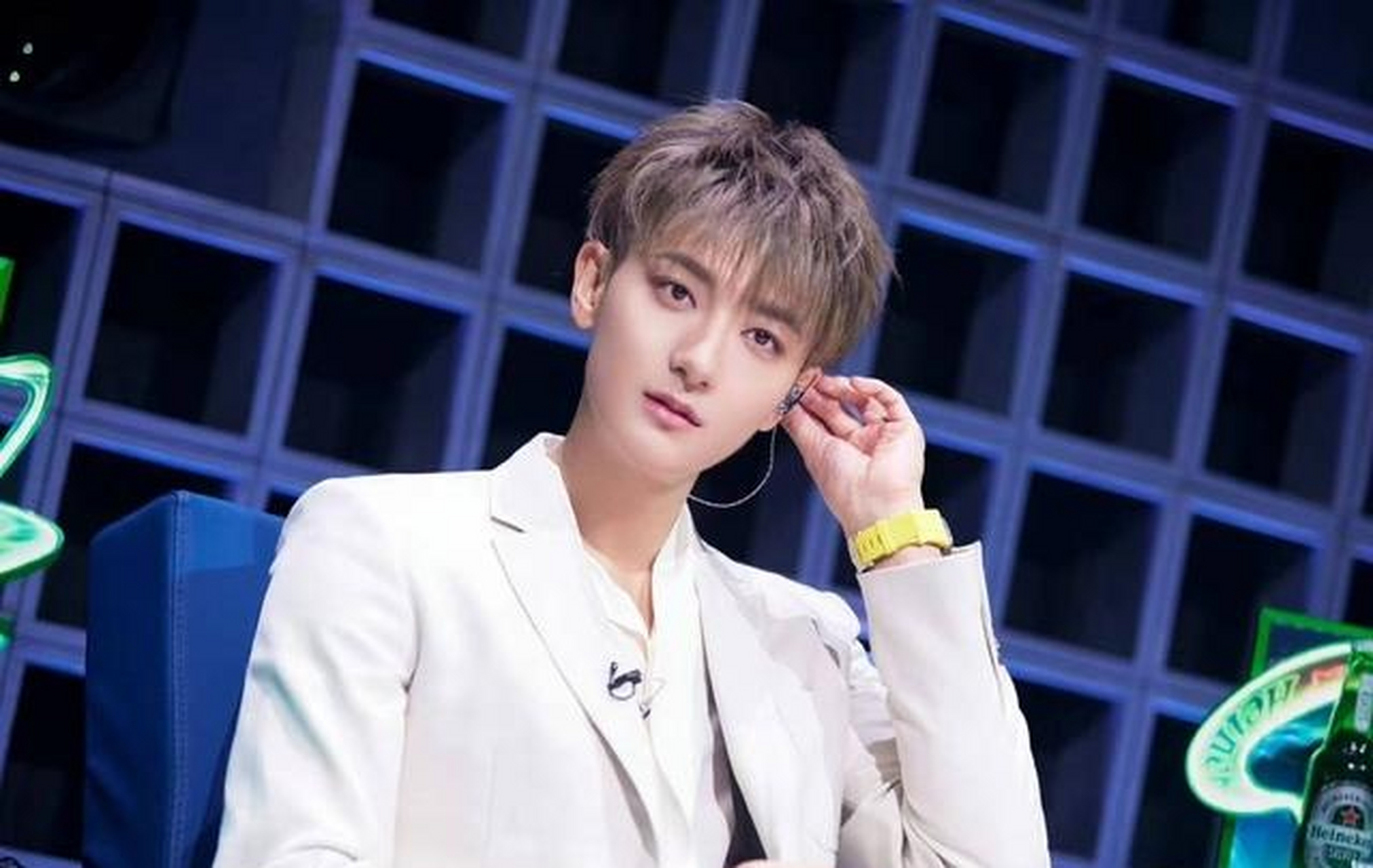 娱圈八卦资讯# 黄子韬进入狗仔爆料直播间 在线吃瓜蔡徐坤   7月3日