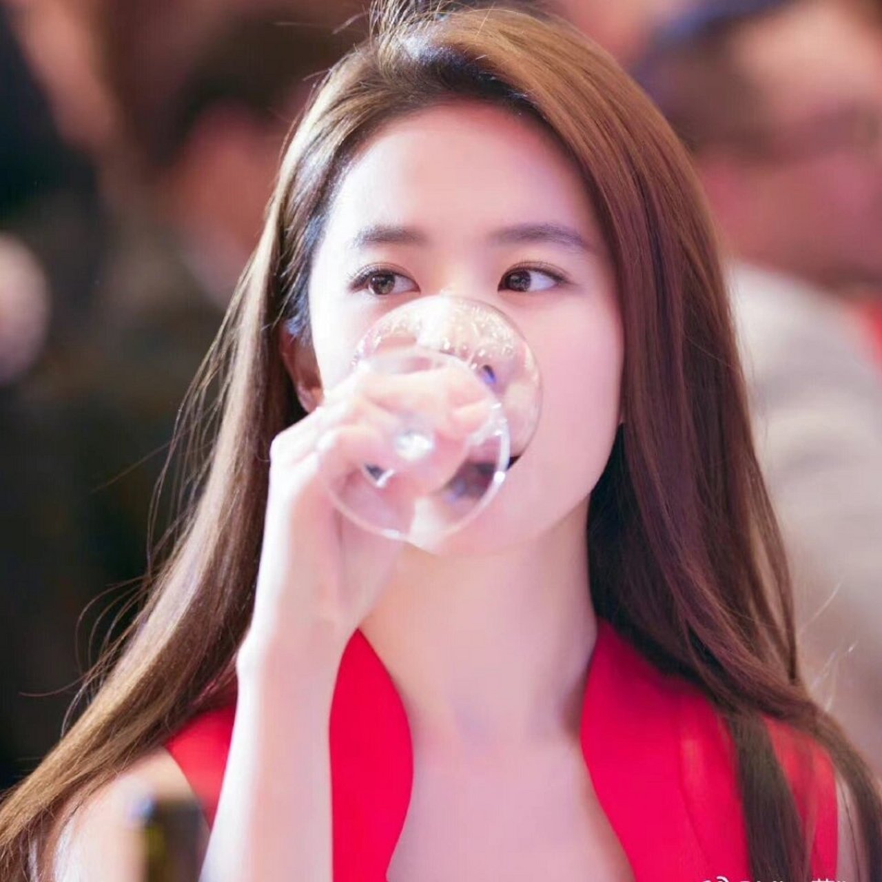 刘亦菲身穿红裙显得皮肤真的很白.#娱乐最前沿# #我们都爱聊八卦