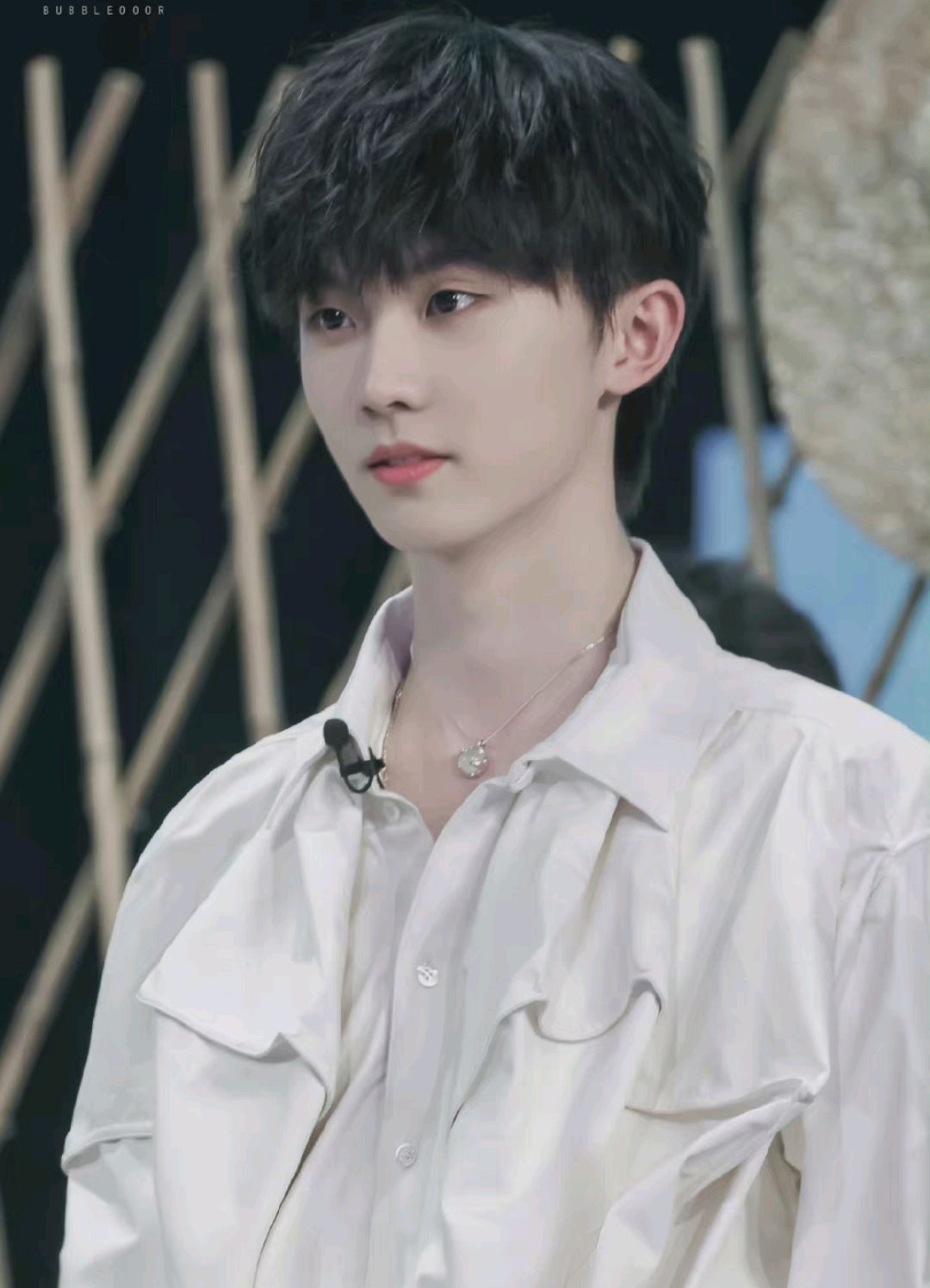 马嘉祺"媚粉"技能max!单手扯领带局部图,射手男太会了